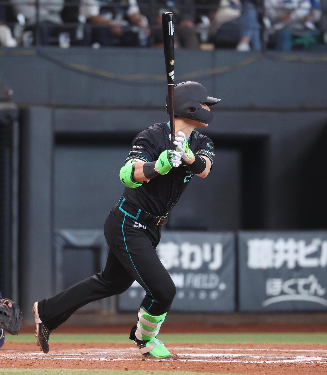 日本ハム対西武　6回裏日本ハム2死二、三塁、2点適時三塁打を放つ清宮幸（撮影・黒川智章）
