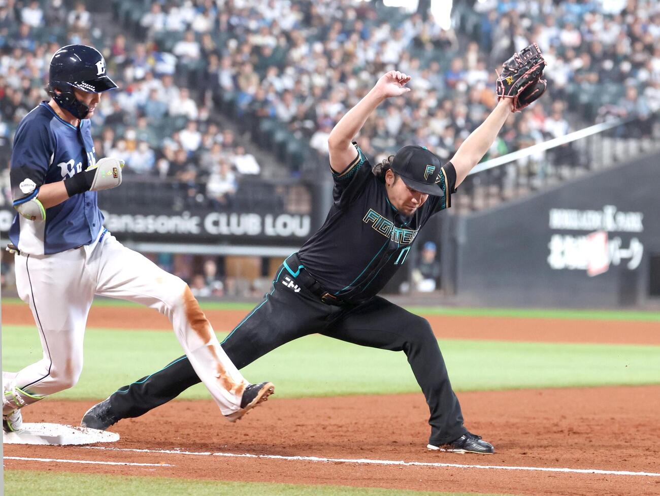 日本ハム対西武　3回表西武1死一塁、源田の二ゴロで一塁ベースカバーに入る伊藤（撮影・黒川智章）