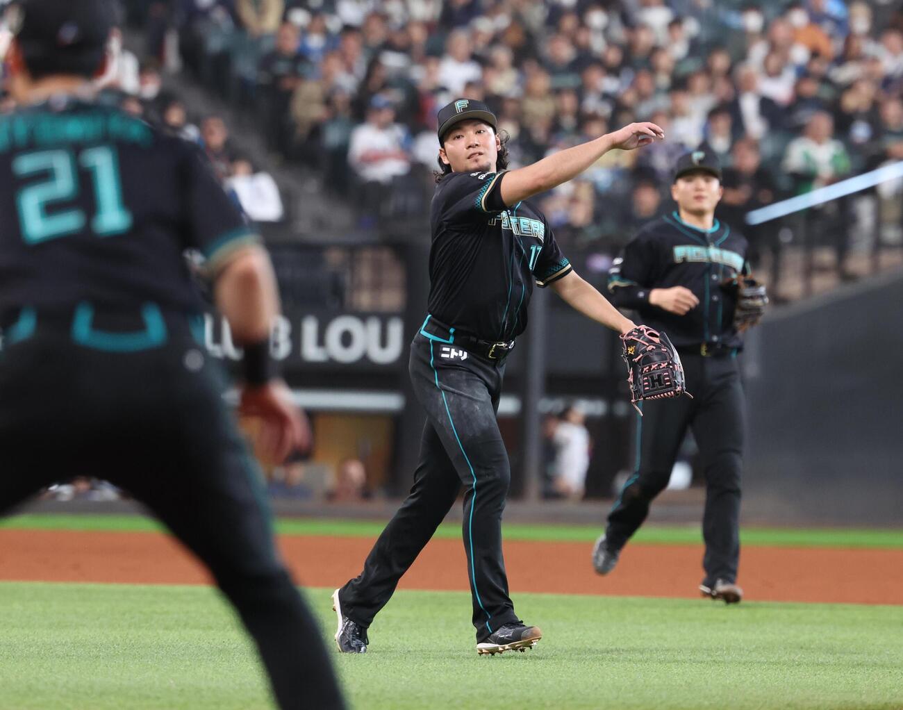 日本ハム対西武　4回表西武1死、山村を投ゴロにとる伊藤（撮影・黒川智章）