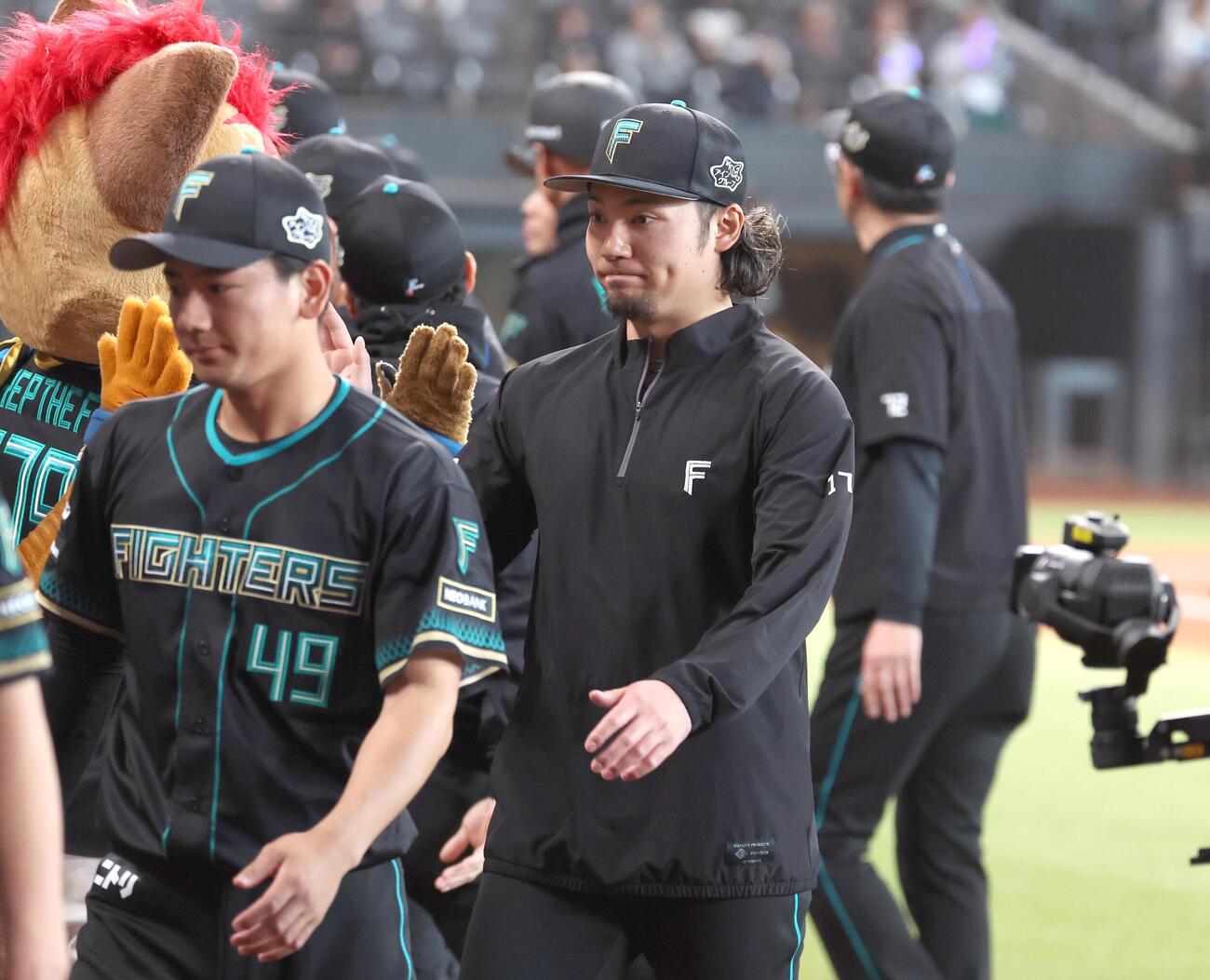 日本ハム対西武　試合後、ハイタッチする伊藤（撮影・黒川智章）