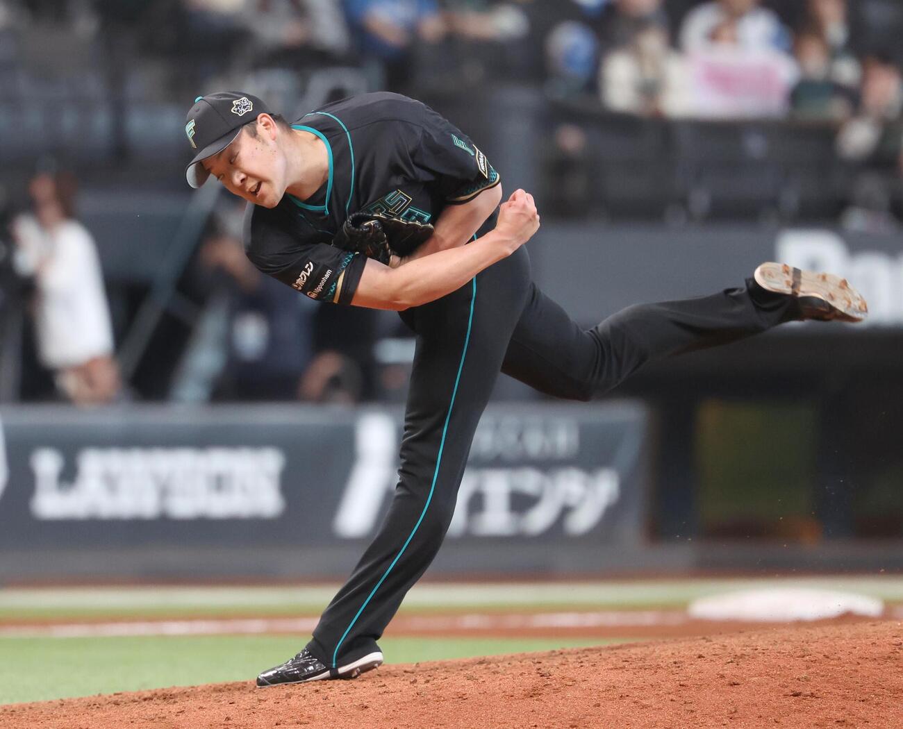 日本ハム対西武　7回に登板の斎藤（撮影・黒川智章）