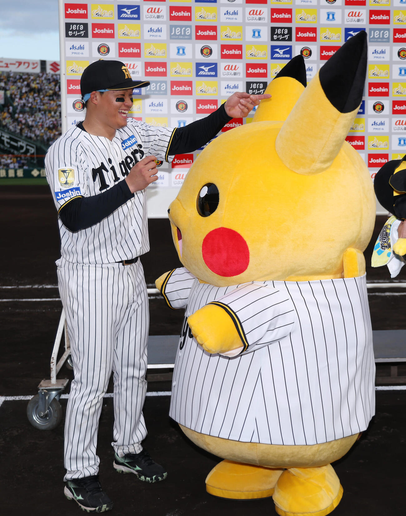 阪神対中日　ヒーローインタビューを終えピカチュウとじゃれ合う阪神森下（撮影・前田充）