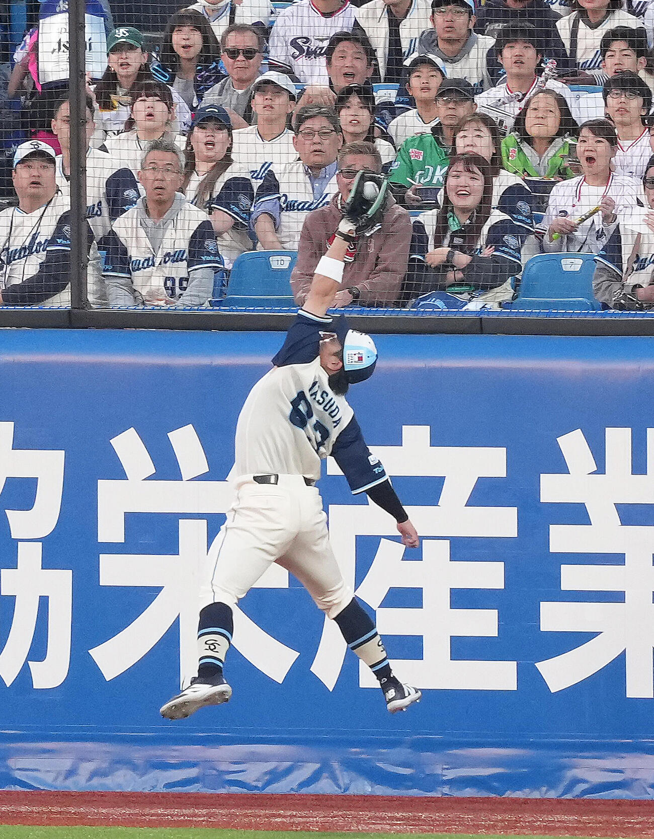 ヤクルト対巨人　1回表巨人2死三塁、ダルベックの打球を好捕する右翼手増田珠（撮影・足立雅史）
