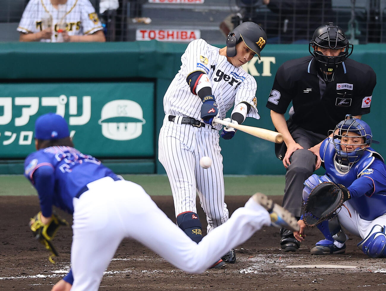 阪神対中日　7回裏阪神2死一、三塁、木浪は勝ち越し適時打を放つ（撮影・上田博志）