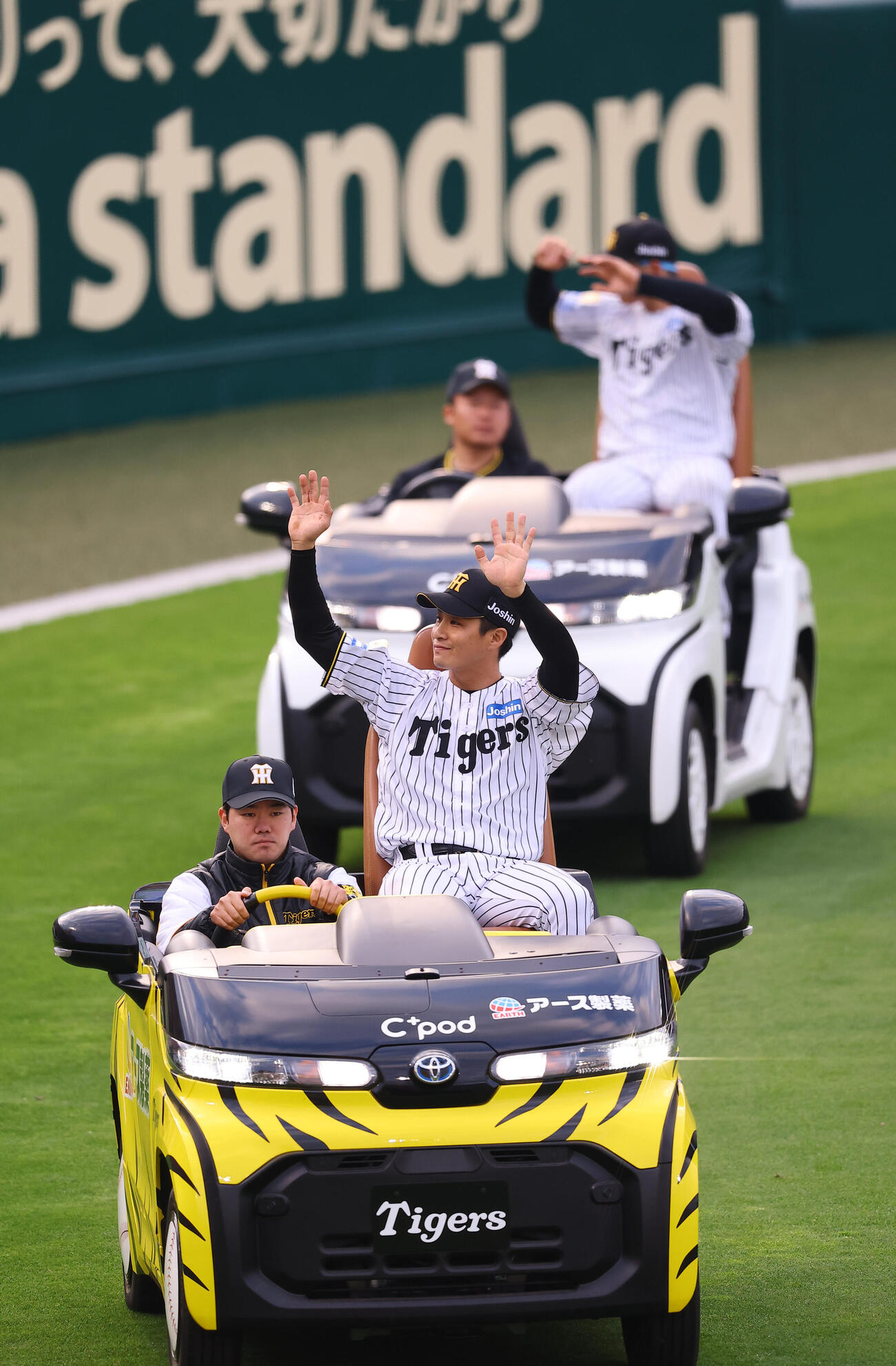 阪神対中日　リリーフカーに乗って場内を1周する木浪（手前）と森下（撮影・上田博志）