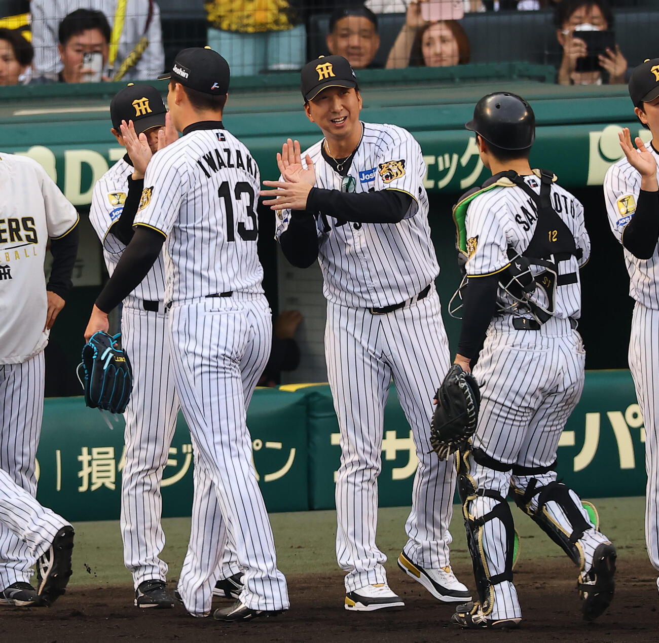 阪神対中日　中日に勝利した藤川監督（中央）はナインとハイタッチして喜ぶ（撮影・上田博志）
