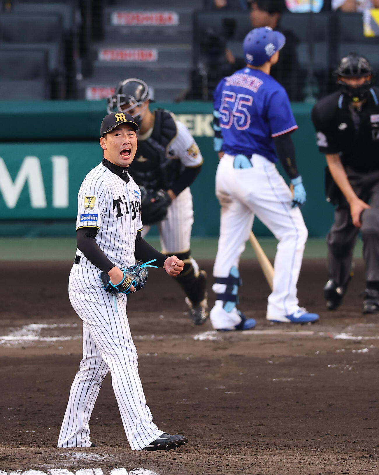 阪神対中日　9回表中日2死一、二塁、細川から三振を奪い雄たけびを上げる岩崎（撮影・上田博志）