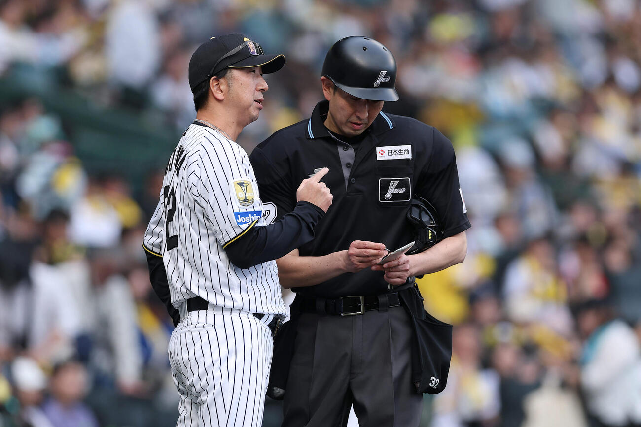 阪神対中日　7回裏を終え、選手交代を告げる阪神藤川監督（撮影・前田充）