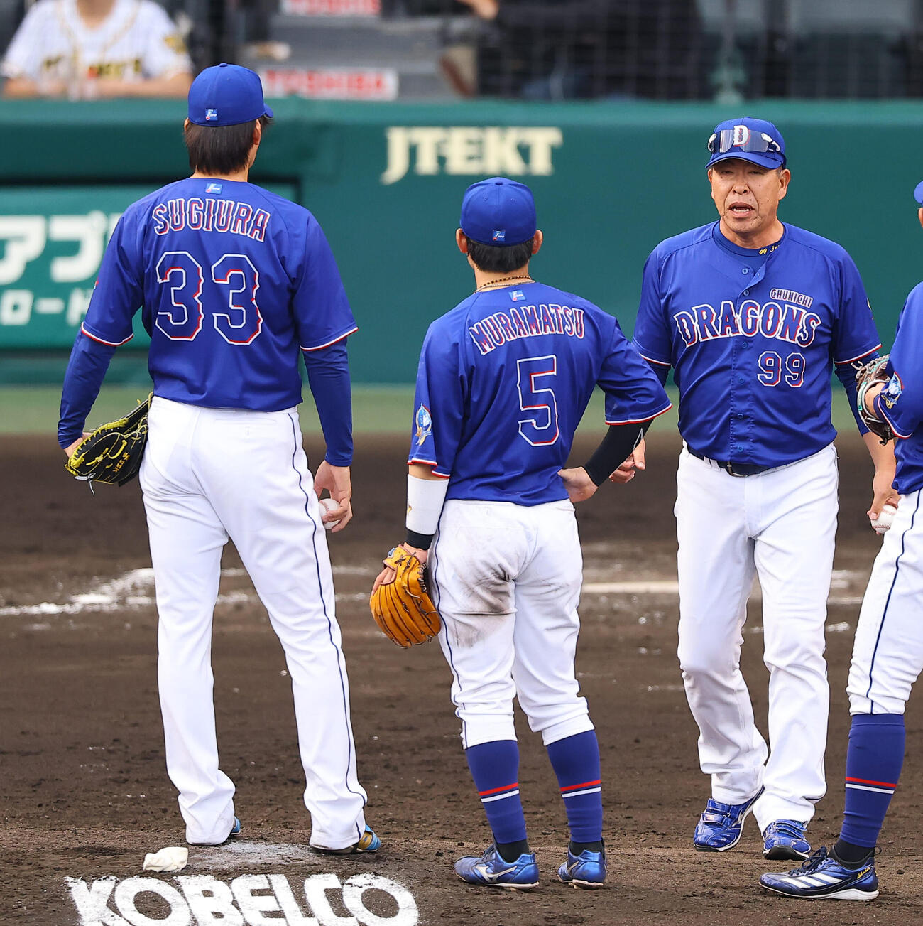阪神対中日　7回、杉浦（左）に交代を告げる井上監督（撮影・上田博志）