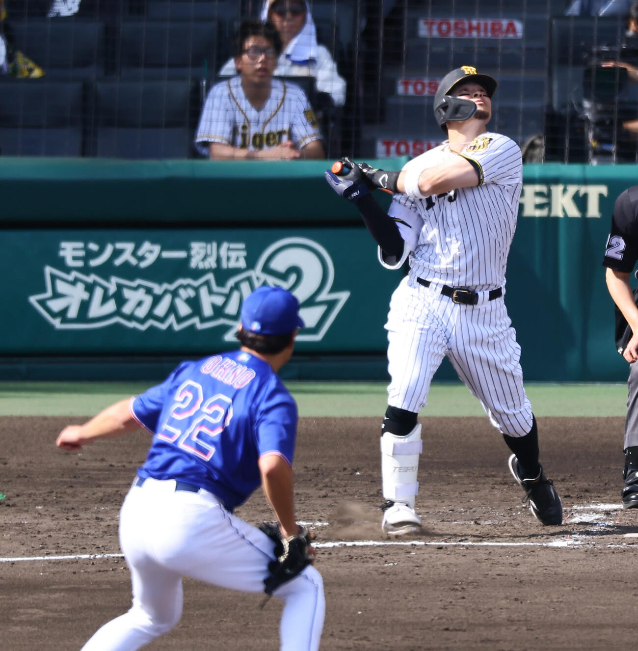 阪神対中日　3回裏阪神2死二塁、佐藤はファウルを放つ。福永裕基が打球を追って負傷する（撮影・上田博志）