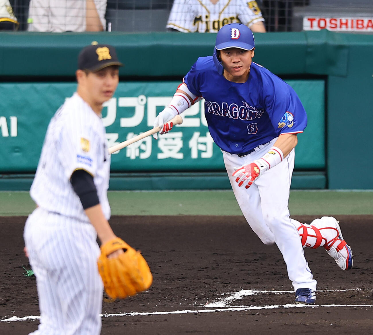 阪神対中日　6回表中日2死二、三塁、大島は勝ち越し適時打を放つ（撮影・上田博志）
