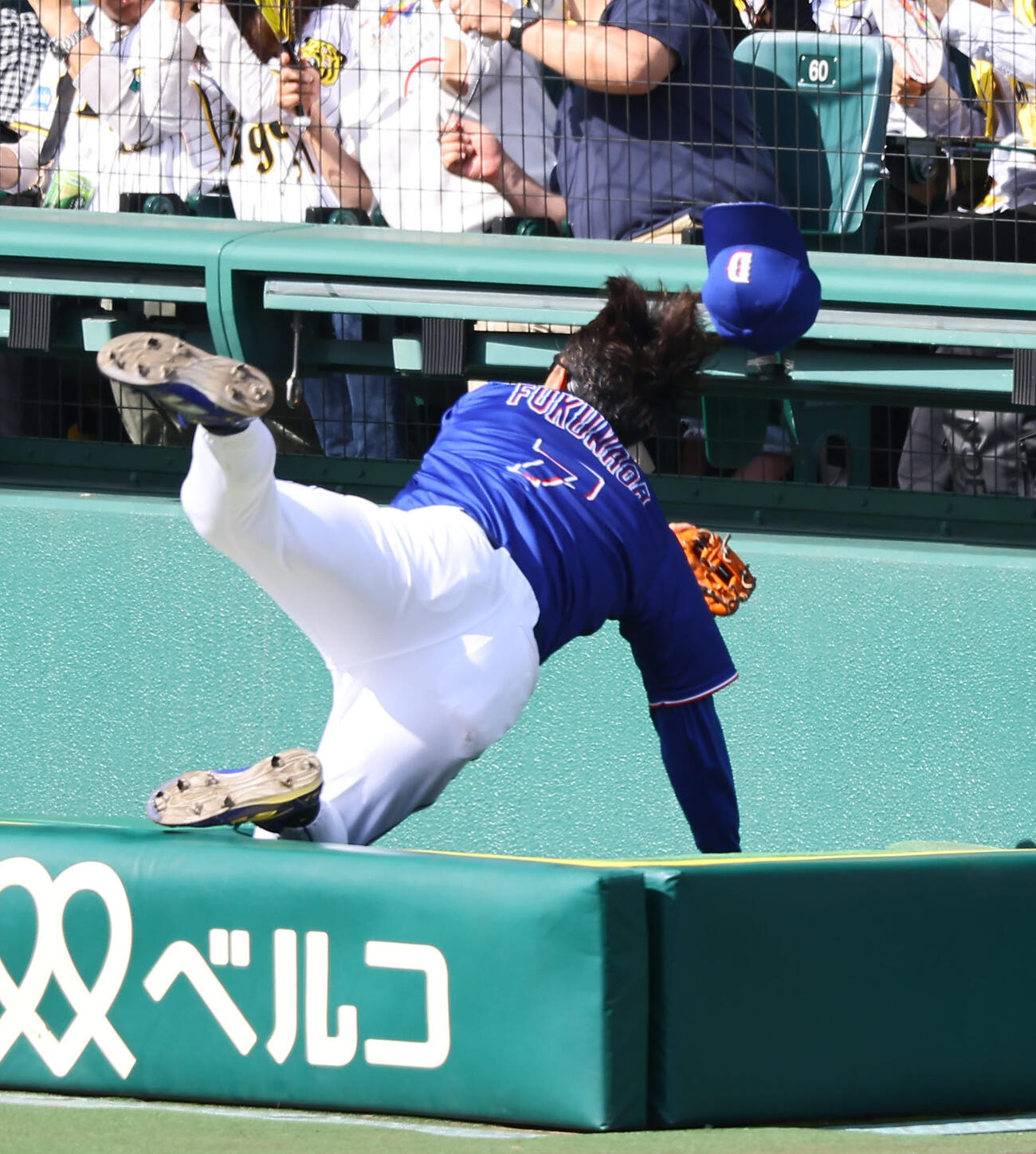 阪神対中日　3回裏阪神2死二塁、佐藤の打球を追った福永はカメラマン席に飛び込む（撮影・上田博志）
