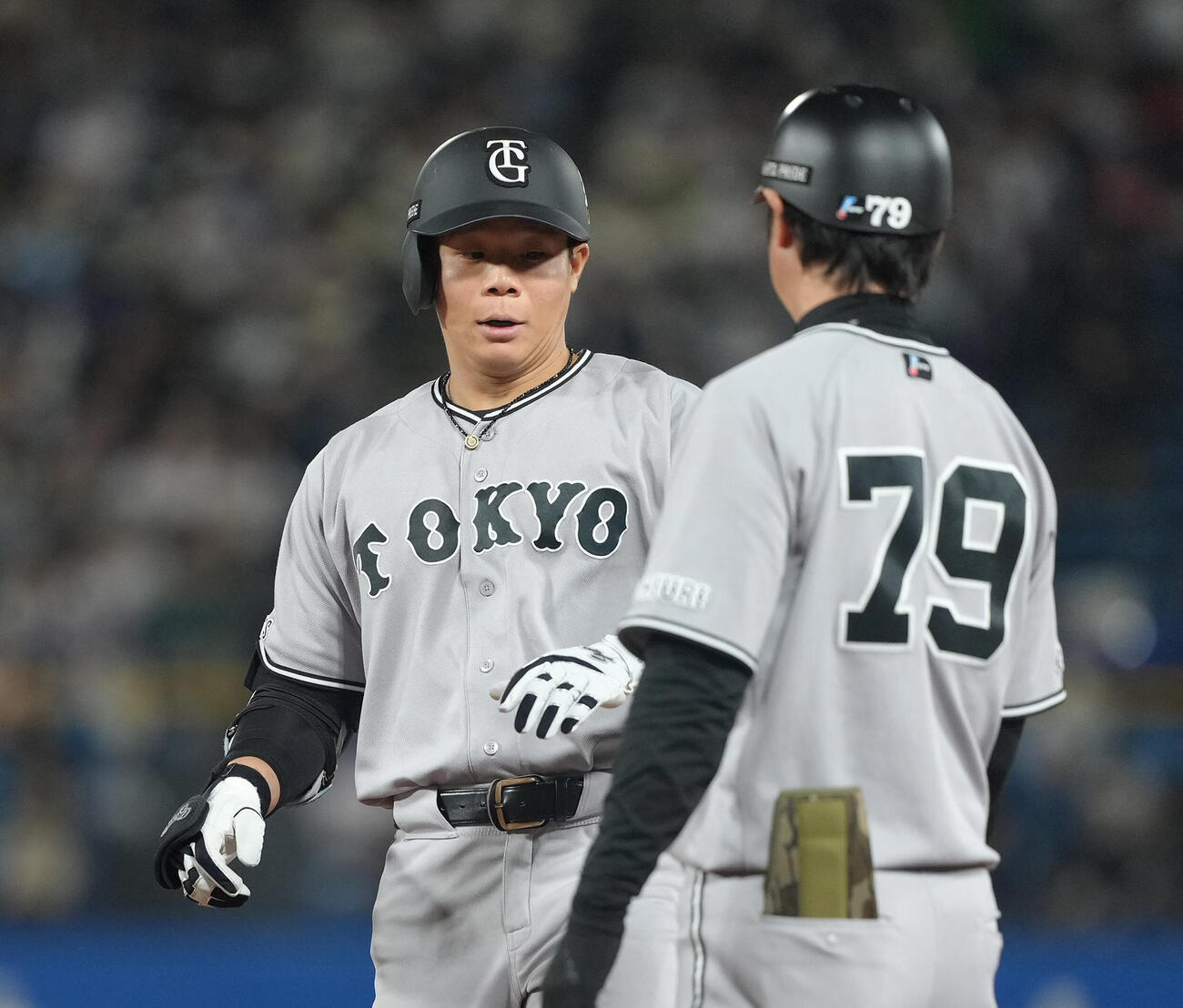 ヤクルト対巨人　5回表巨人1死、佐々木は中前打を放つ（撮影・足立雅史）