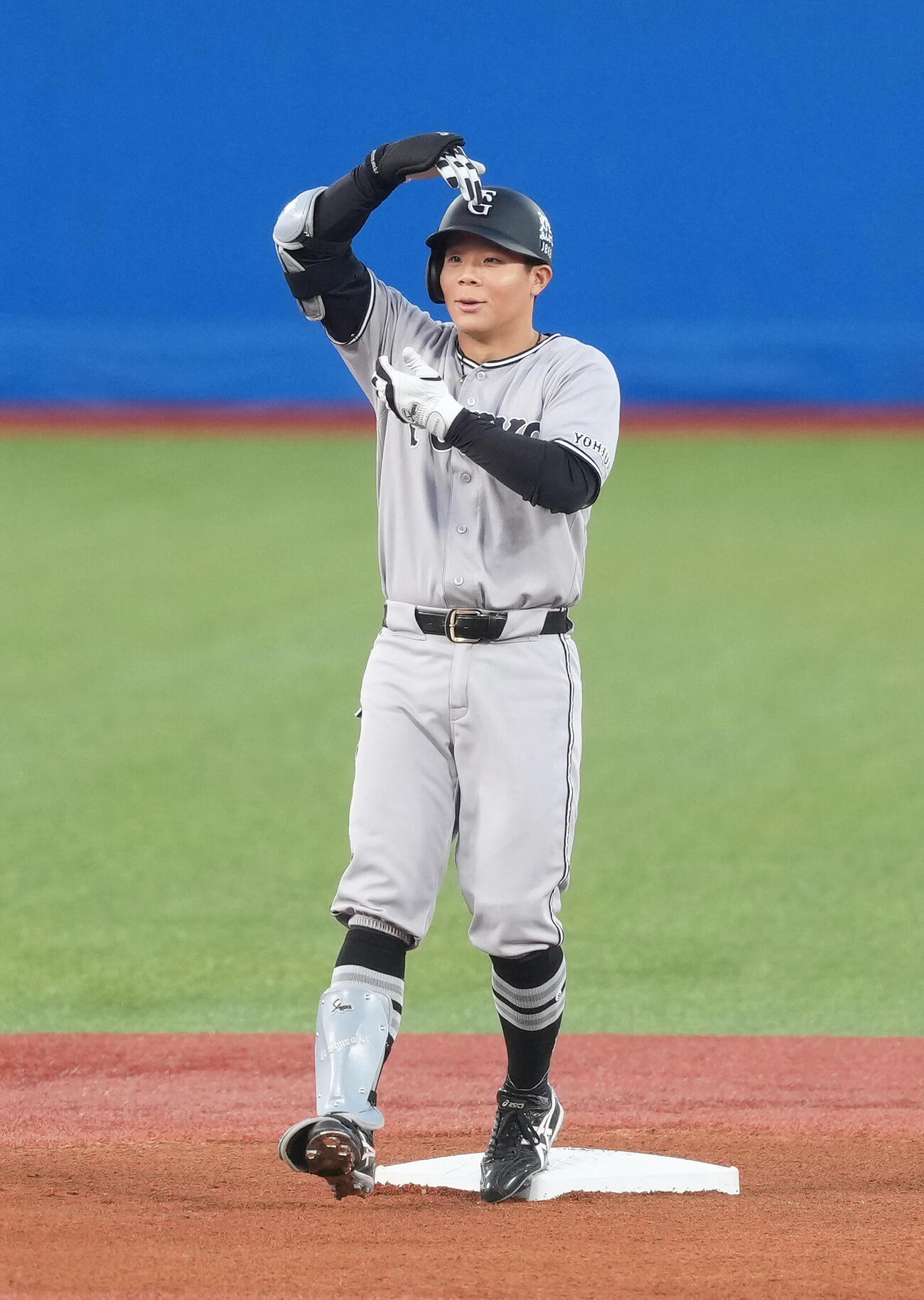 ヤクルト対巨人　1回表巨人無死、佐々木は二塁打を放ち「おさるポーズ」を決める（撮影・足立雅史）