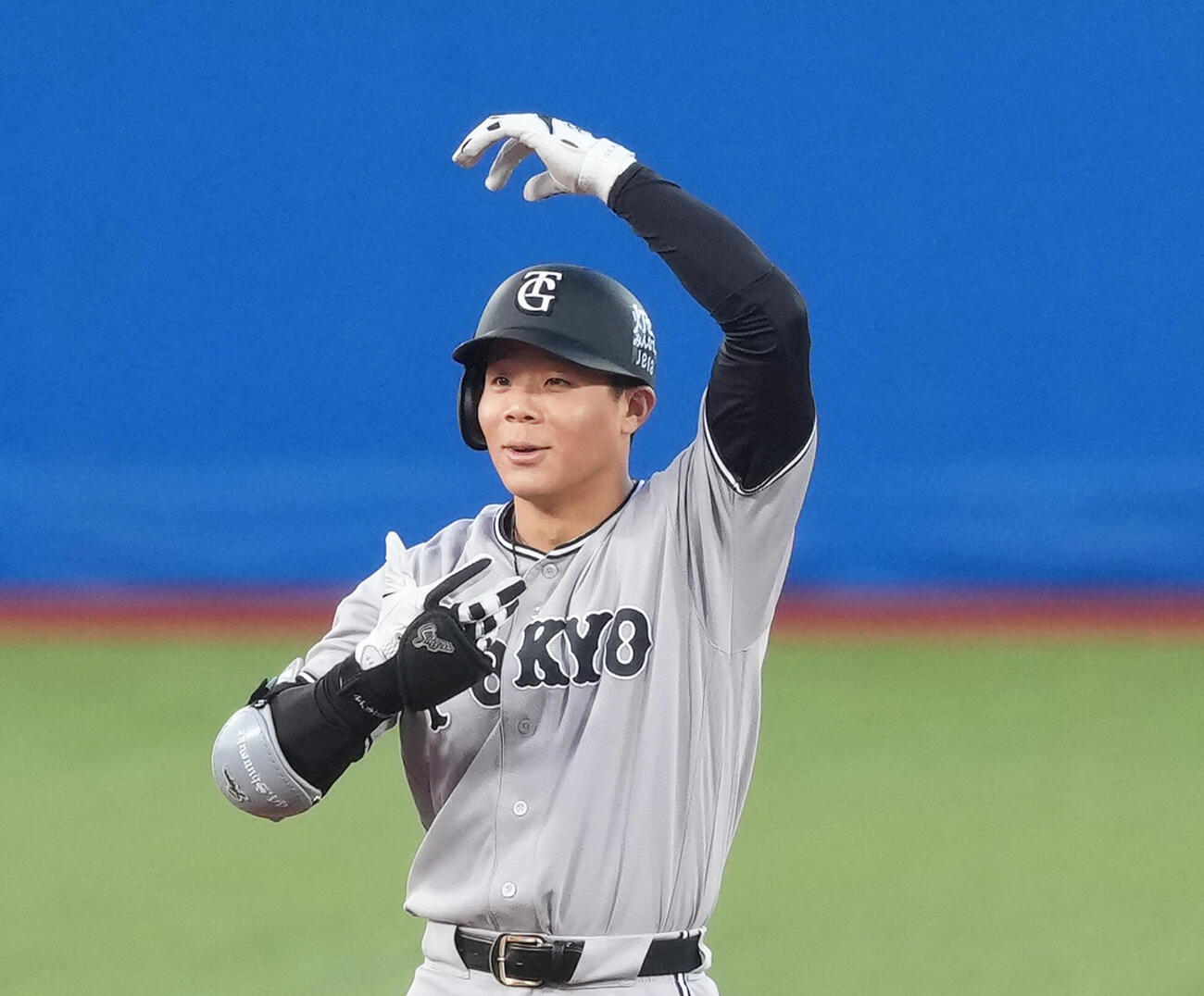 ヤクルト対巨人　1回表巨人無死、佐々木は二塁打を放ち「おさるポーズ」を決める（撮影・足立雅史）