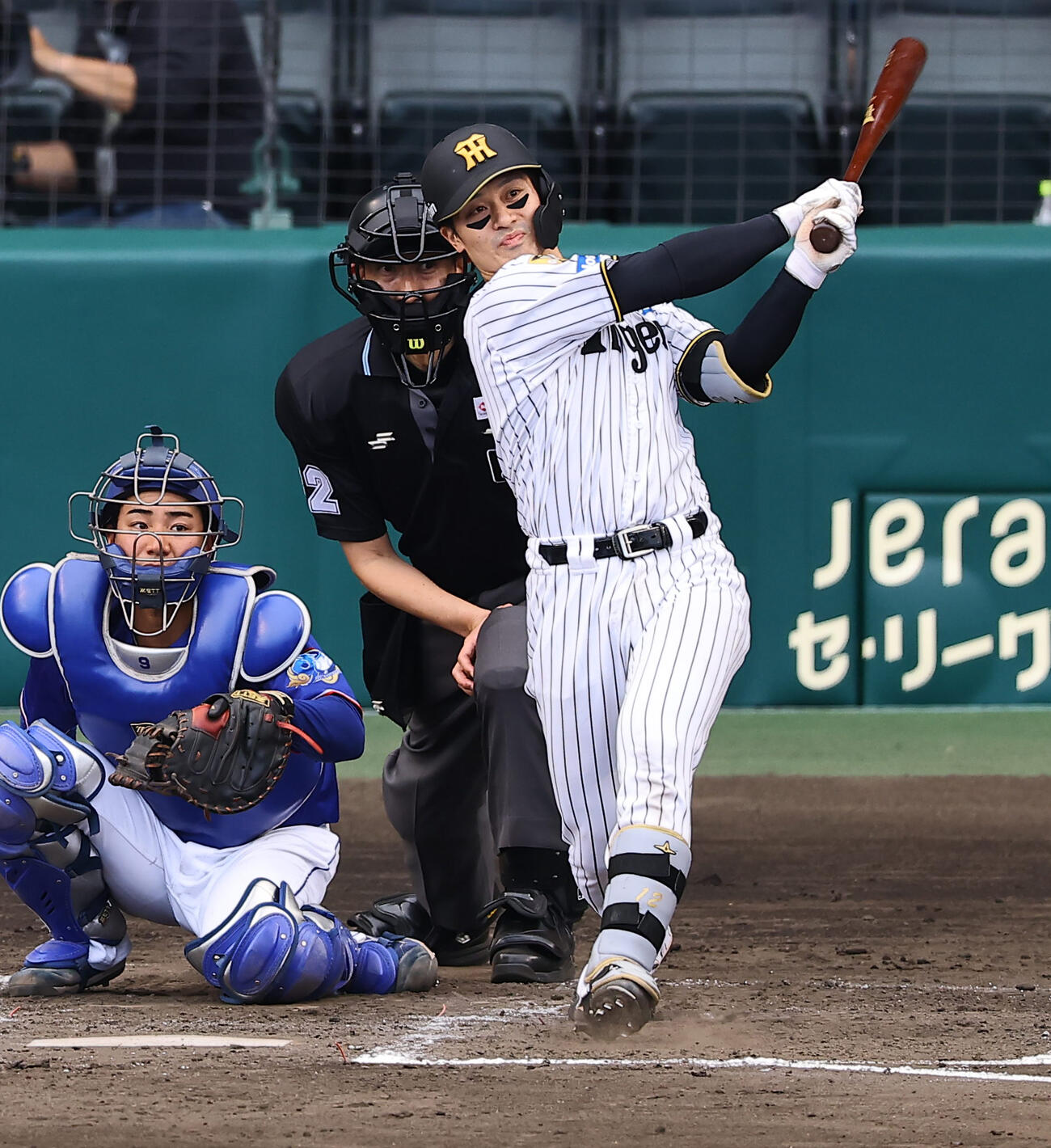阪神対中日　4回裏阪神1死一、二塁、坂本は同点適時打を放つ（撮影・上田博志）