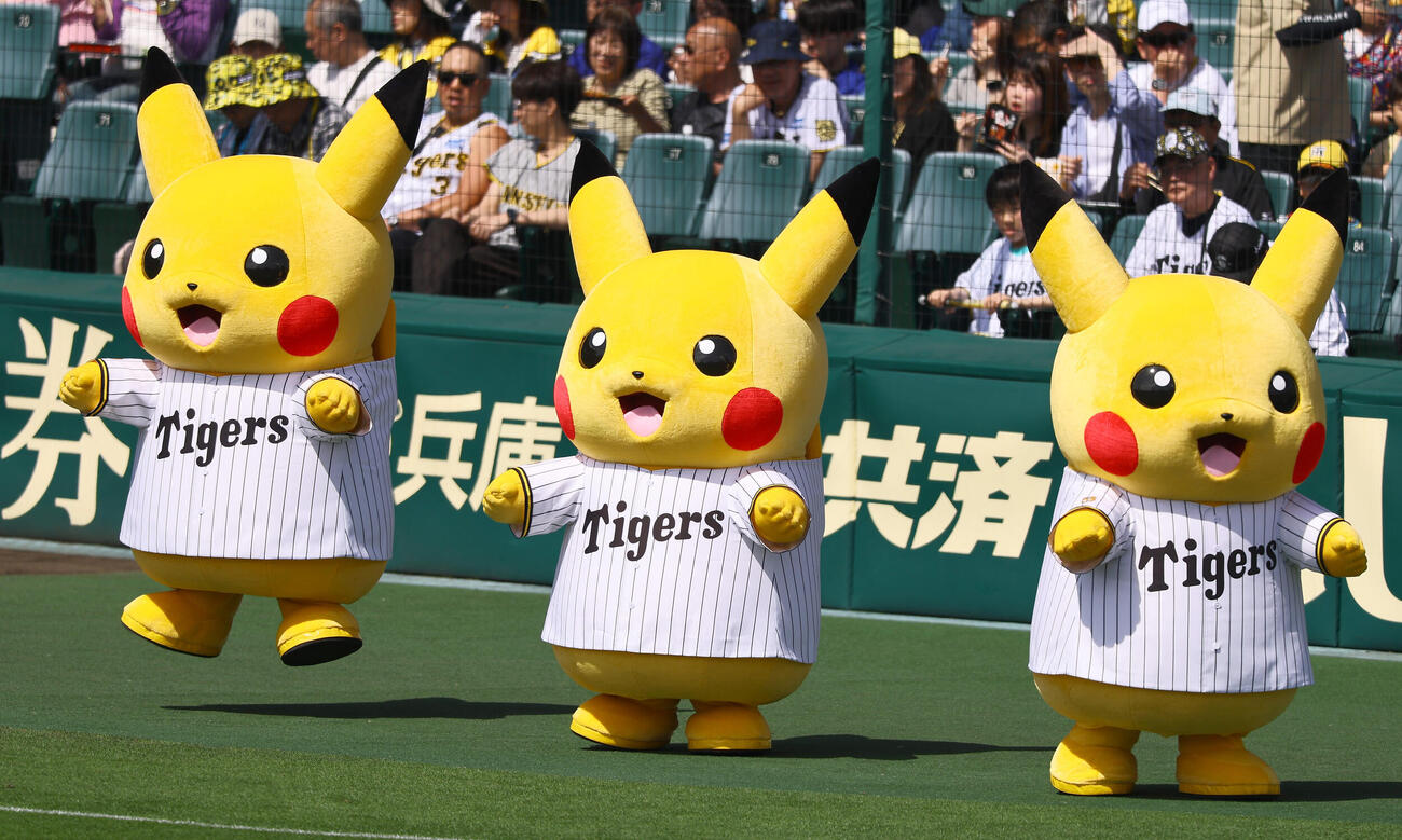 阪神対中日　甲子園球場を盛り上げるピカチュウ（撮影・上田博志）