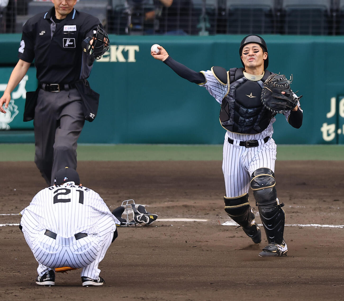 阪神対中日　4回表中日無死一塁、坂本は大野のバントを二塁へ送球し村松を封殺する（撮影・上田博志）