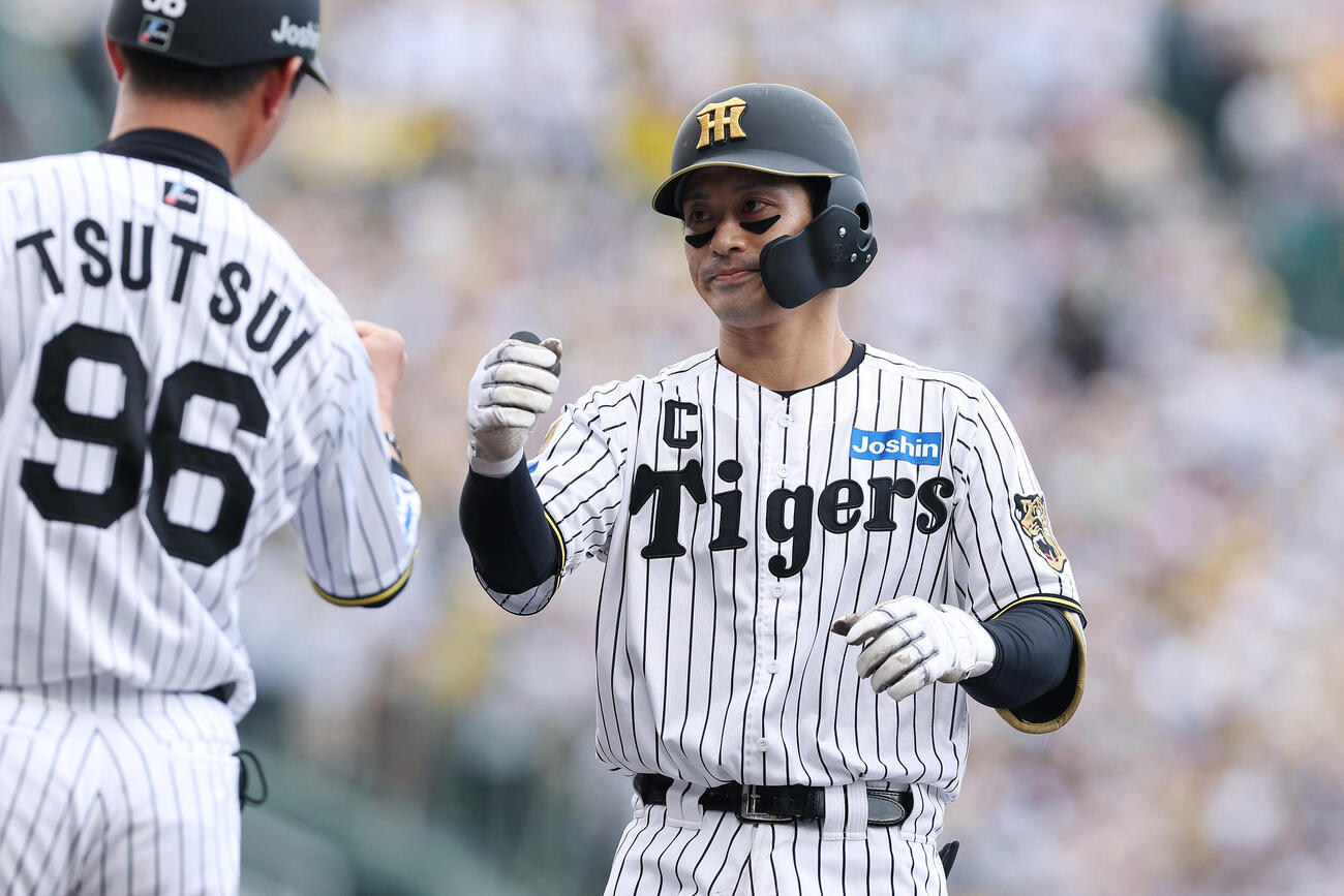 阪神対中日　4回裏阪神1死一、三塁、同点の左前適時打を放った坂本（撮影・前田充）