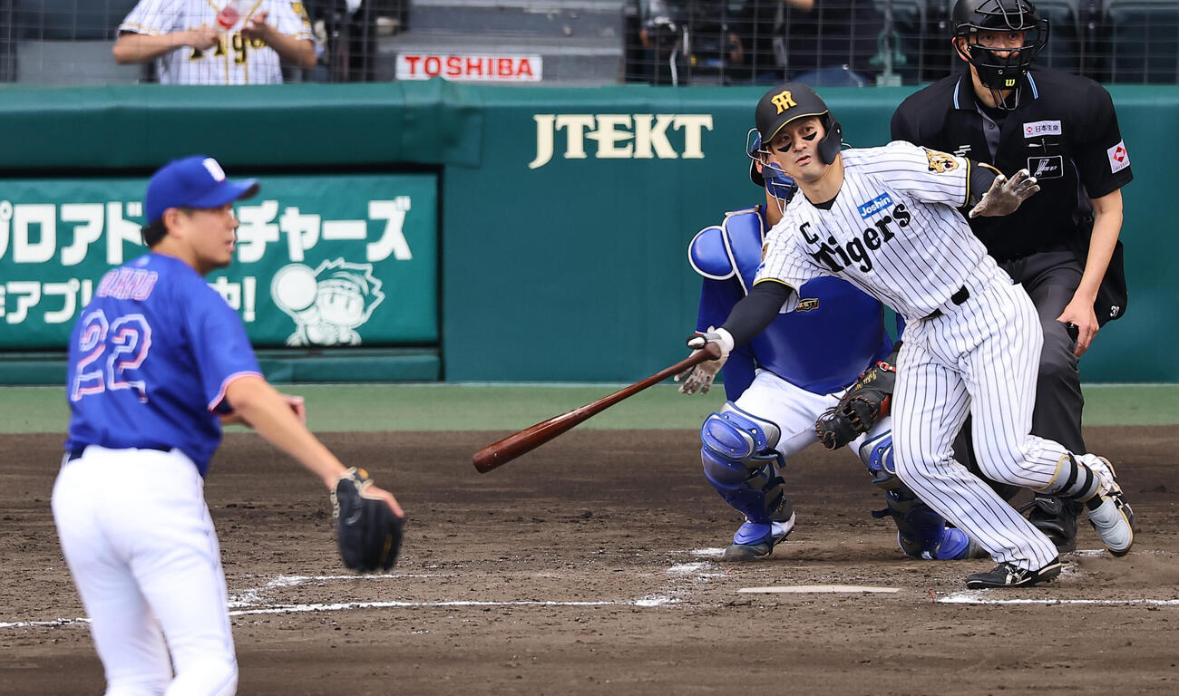 阪神対中日　4回裏阪神1死一、二塁、坂本は同点適時打を放つ（撮影・上田博志）