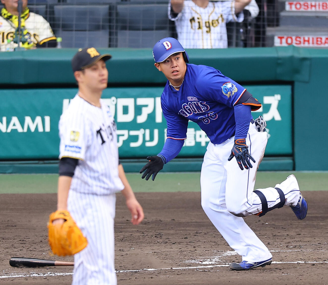 阪神対中日　4回表中日無死三塁、鵜飼は逆転2点本塁打を放つ（撮影・上田博志）