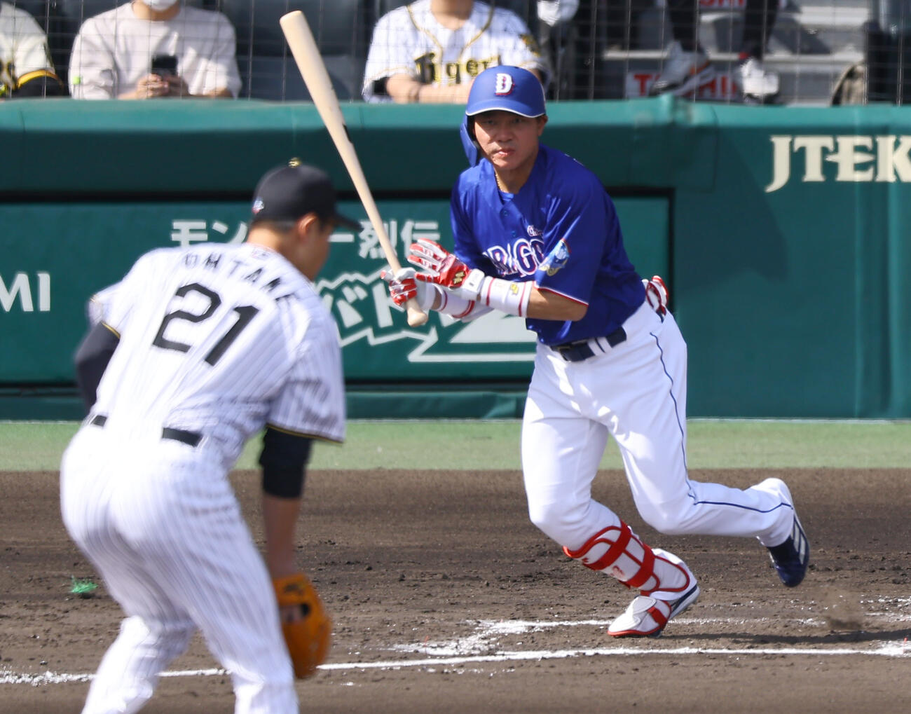 阪神対中日　3回表中日1死、大島は安打を放つ（撮影・上田博志）
