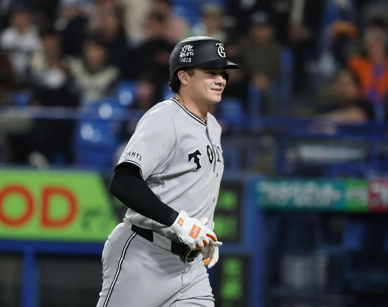 ヤクルト対巨人　6回表巨人1死、本塁打を放ち笑顔を見せるダルベック（撮影・増田悦実）
