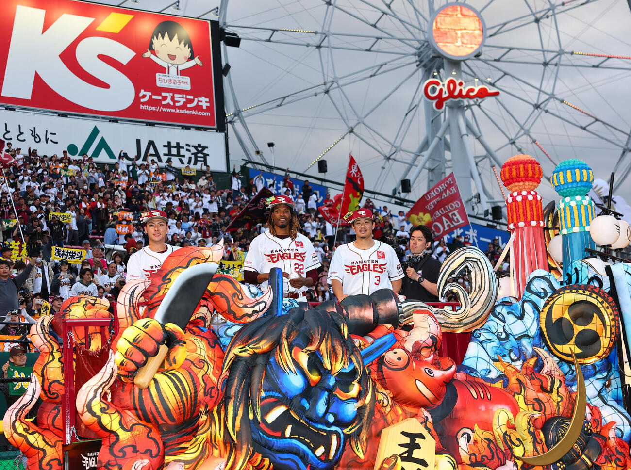 楽天対ロッテ　東北ヒーローライドに乗り勝利をを喜ぶ、左から楽天浅村、ウレーニャ、村林（撮影・野上伸悟）