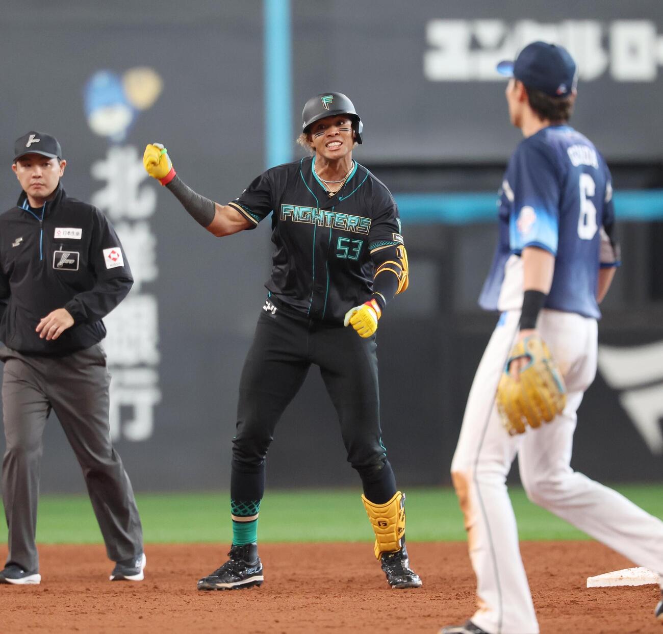 日本ハム対西武　6回裏日本ハム2死満塁、2点適時二塁打を放ちガッツポーズの水谷（撮影・黒川智章）