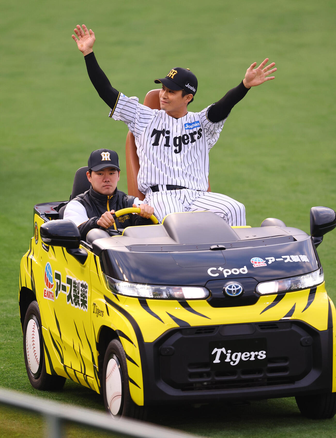 阪神対中日　リリーフカーに乗って場内を1周する木浪（撮影・上田博志）