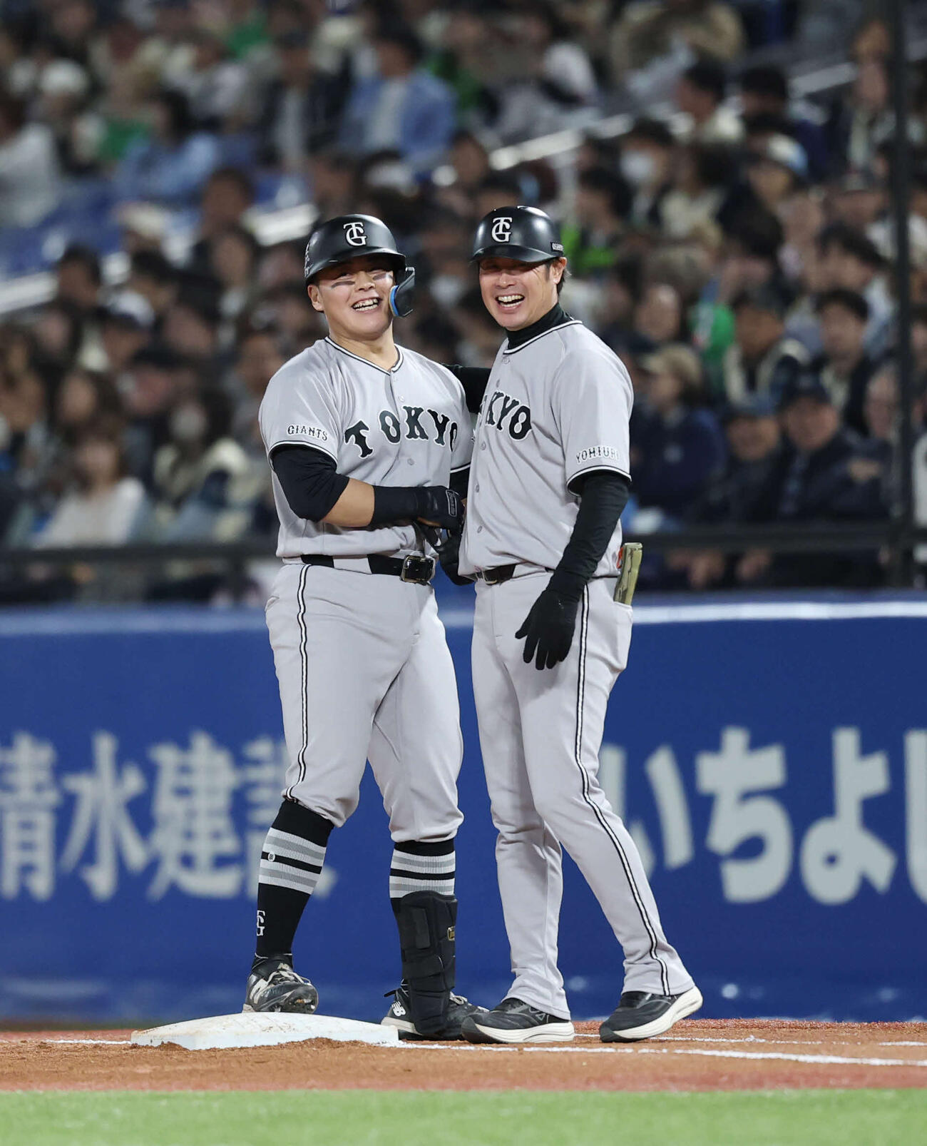 ヤクルト対巨人　4回表巨人2死一、二塁、適時打を放ち亀井コーチ（右）と喜ぶ山瀬（撮影・増田悦実）