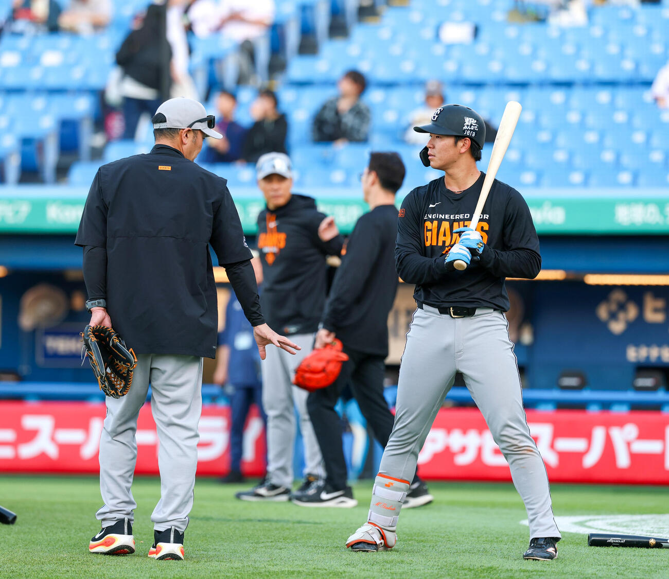 ヤクルト対巨人　皆川（右）に指導する巨人阿部監督（撮影・増田悦実）