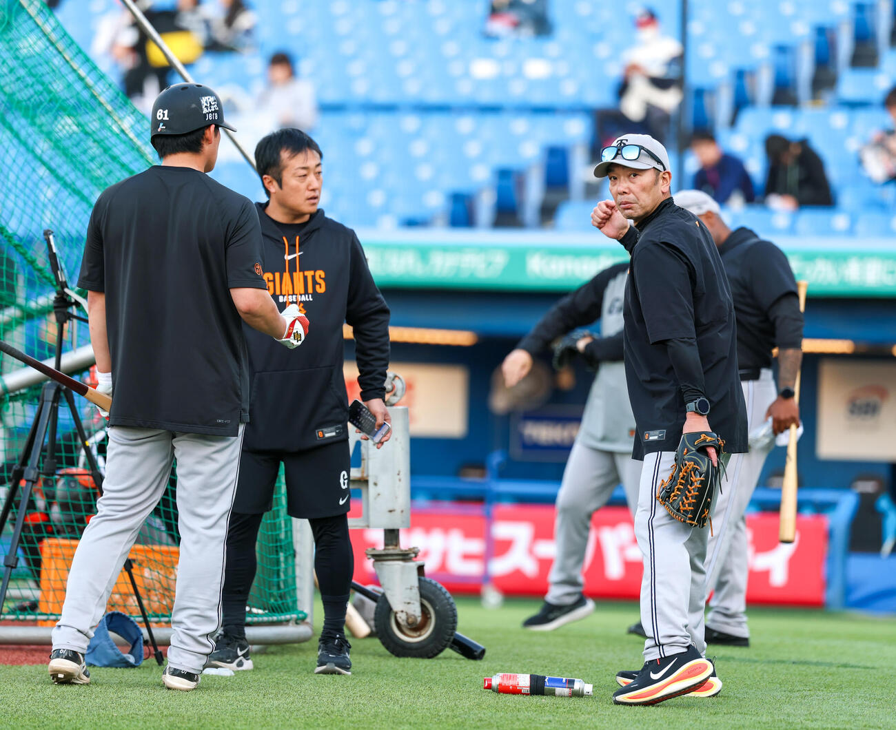 ヤクルト対巨人　増田陸（左）に指導する巨人阿部監督（撮影・増田悦実）