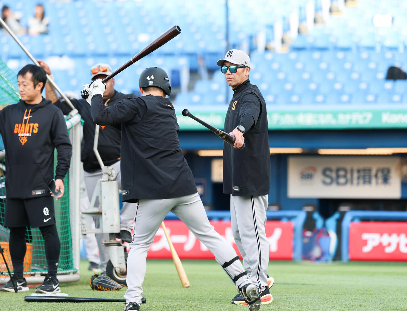 ヤクルト対巨人　門脇（左）に指導する巨人阿部監督（撮影・増田悦実）