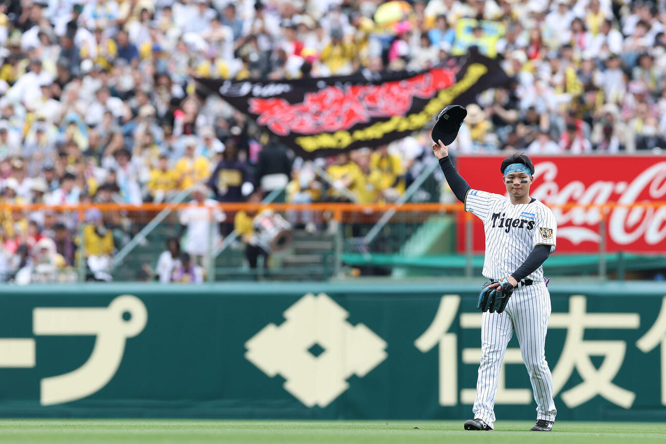 阪神対中日　4回表、スタンドのファンの声援に応える阪神森下（撮影・前田充）