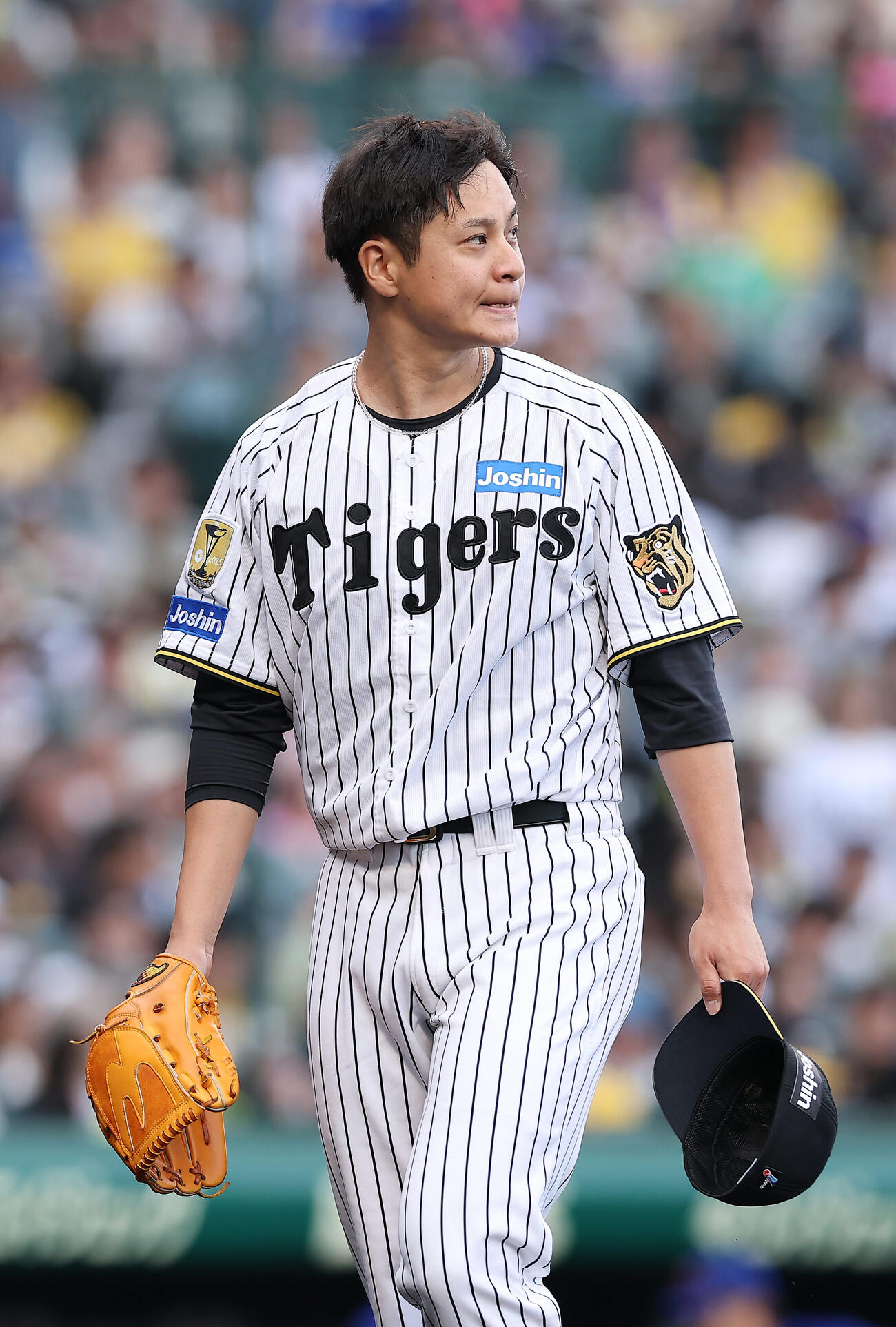 阪神対中日　6回表を投げ終え、厳しい表情を見せながらベンチへ戻る阪神大竹（撮影・前田充）