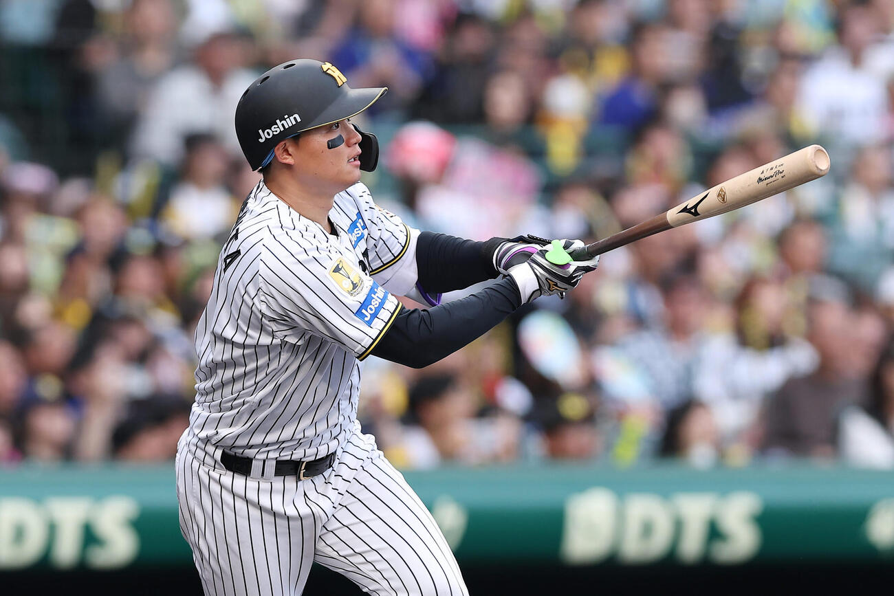 阪神対中日　7回裏阪神1死一塁、右中間へ同点適時二塁打を放つ森下（撮影・前田充）