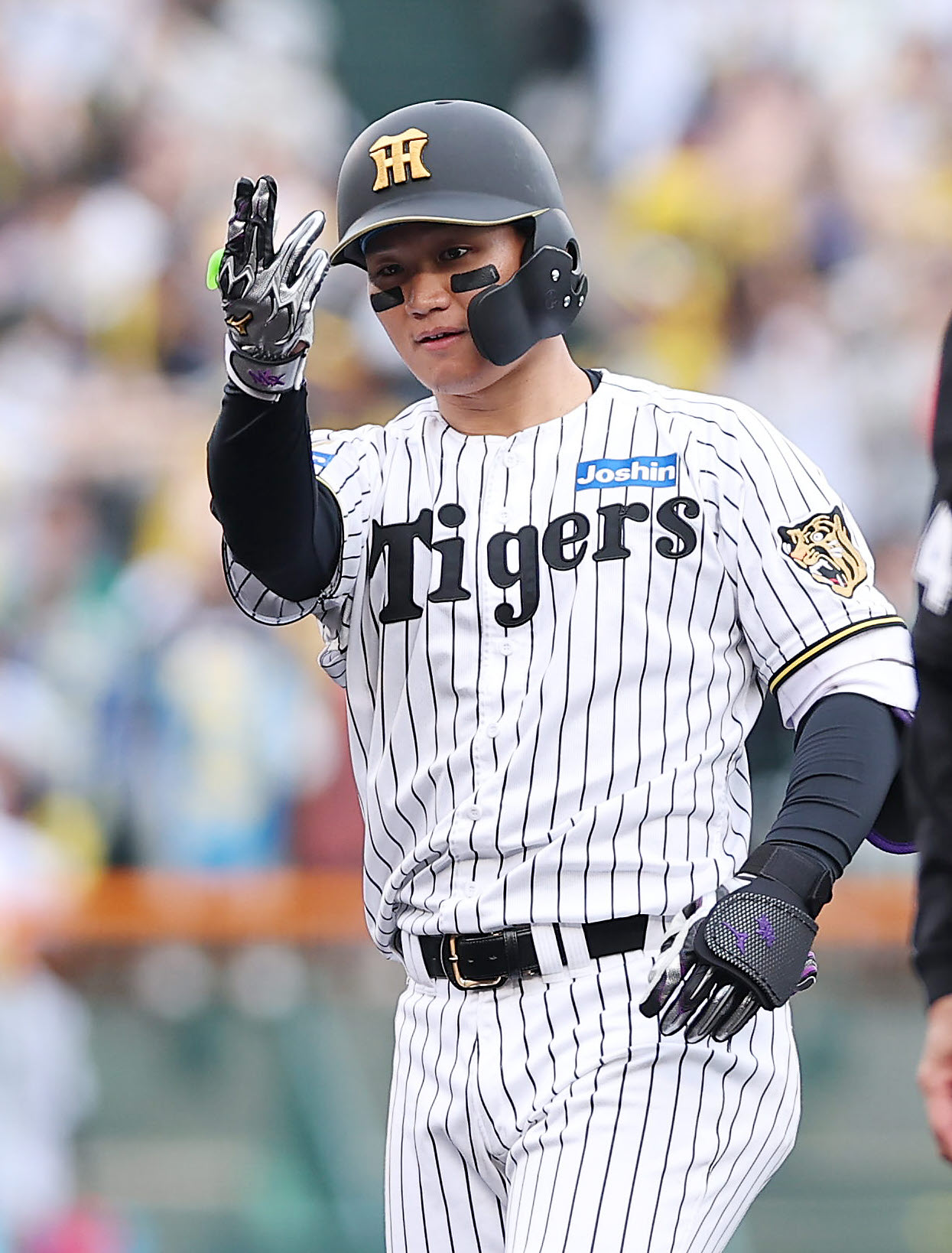 阪神対中日　7回裏阪神1死一塁、右中間へ同点適時二塁打を放ちポーズをとる森下（撮影・前田充）