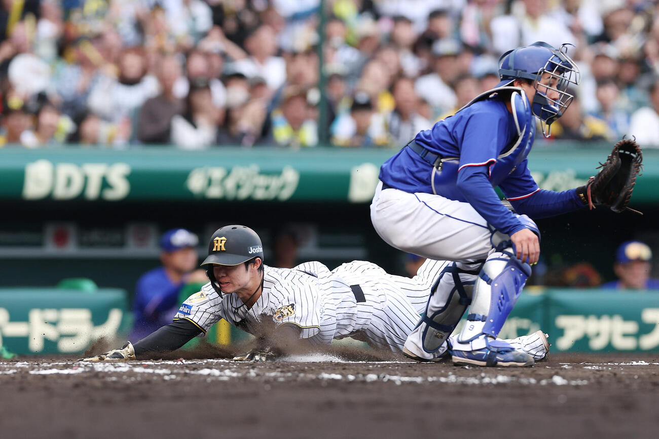 阪神対中日　7回裏阪神1死一塁、森下の適時二塁打で生還する中野。捕手石伊（撮影・前田充）