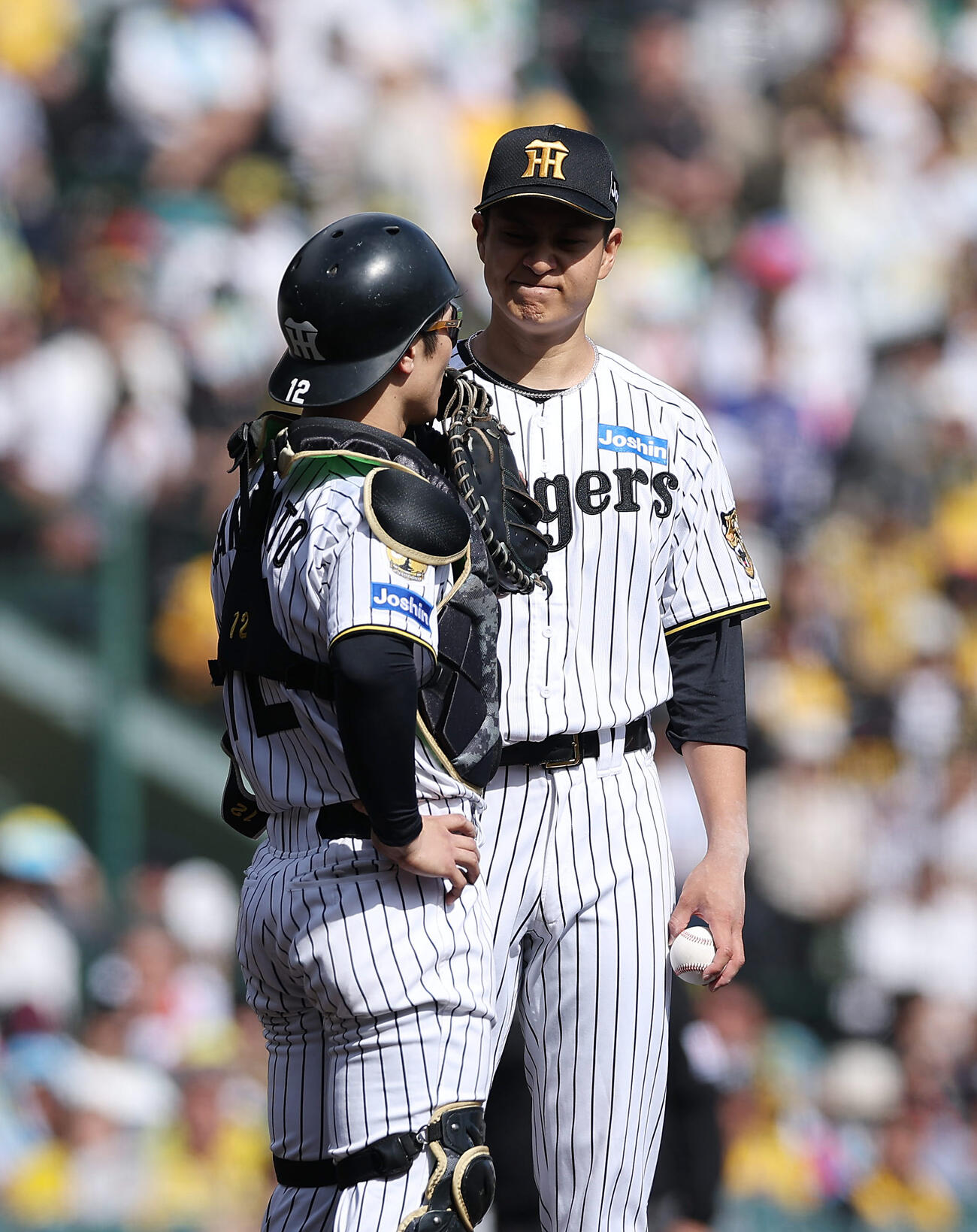 阪神対中日　3回表中日2死二、三塁、マウンドで坂本（左）と言葉を交わす大竹（撮影・前田充）