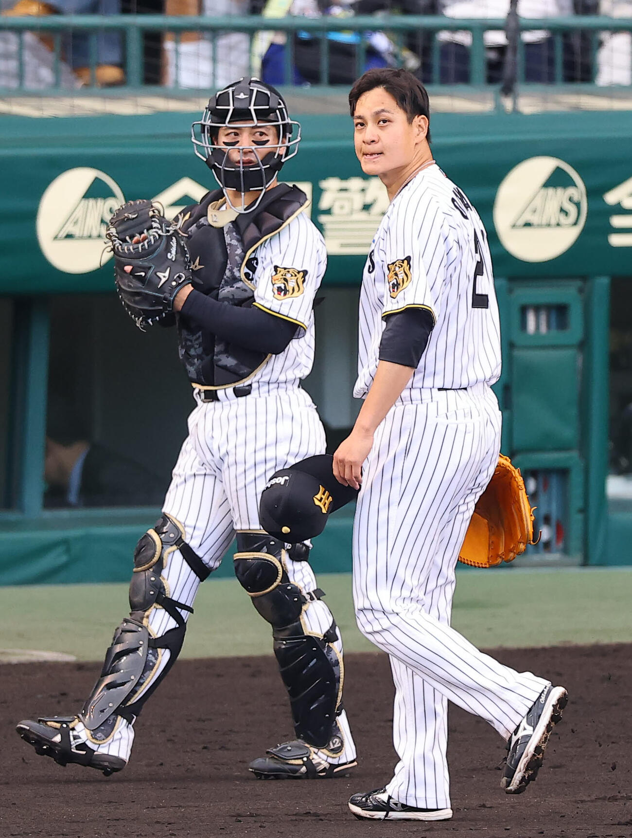 阪神対中日　6回、勝ち越しを許した大竹（右）は悔しそうな表情でベンチに引き揚げる（撮影・上田博志）