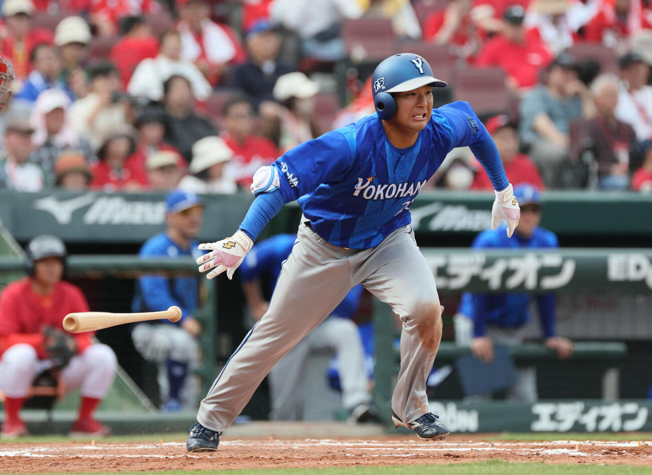 広島対DeNA 7回表DeNA無死一塁、勝又は右前打を放つ（撮影・加藤孝規）