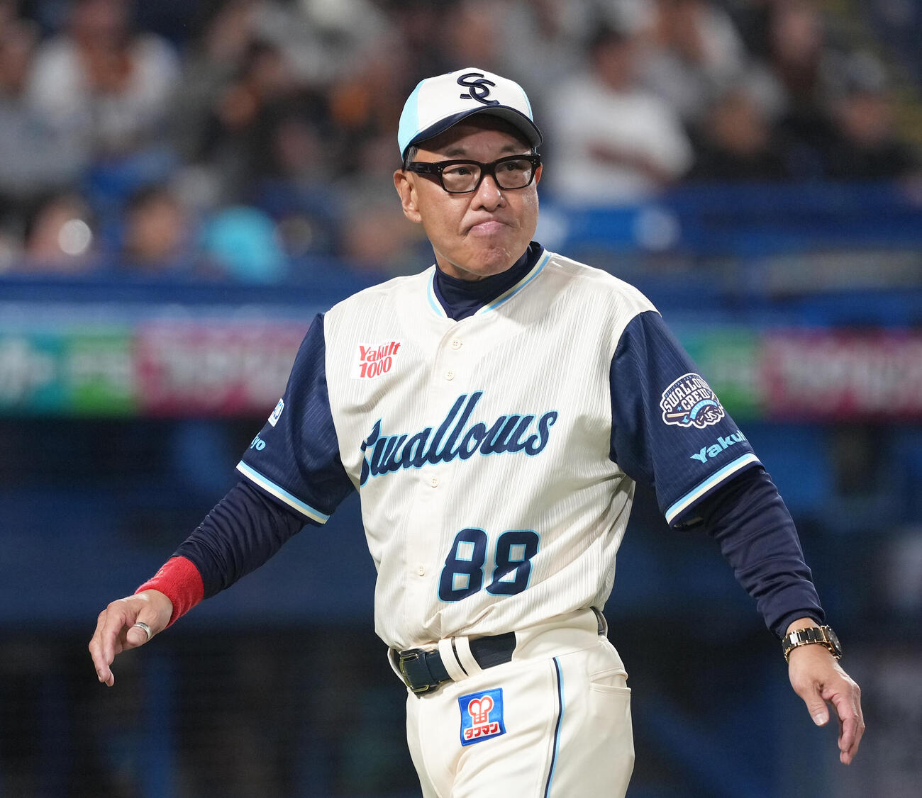 ヤクルト対巨人　選手交代を告げベンチに戻るヤクルト池山監督（撮影・足立雅史）