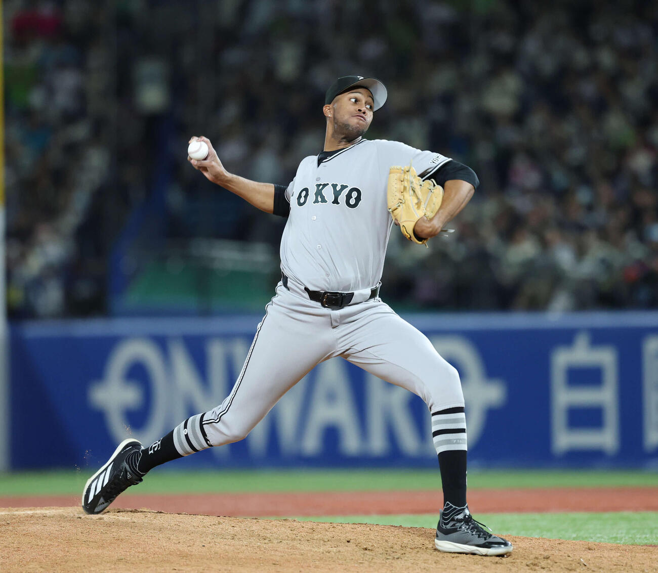 ヤクルト対巨人　6番手で登板したマルティネス（撮影・増田悦実）