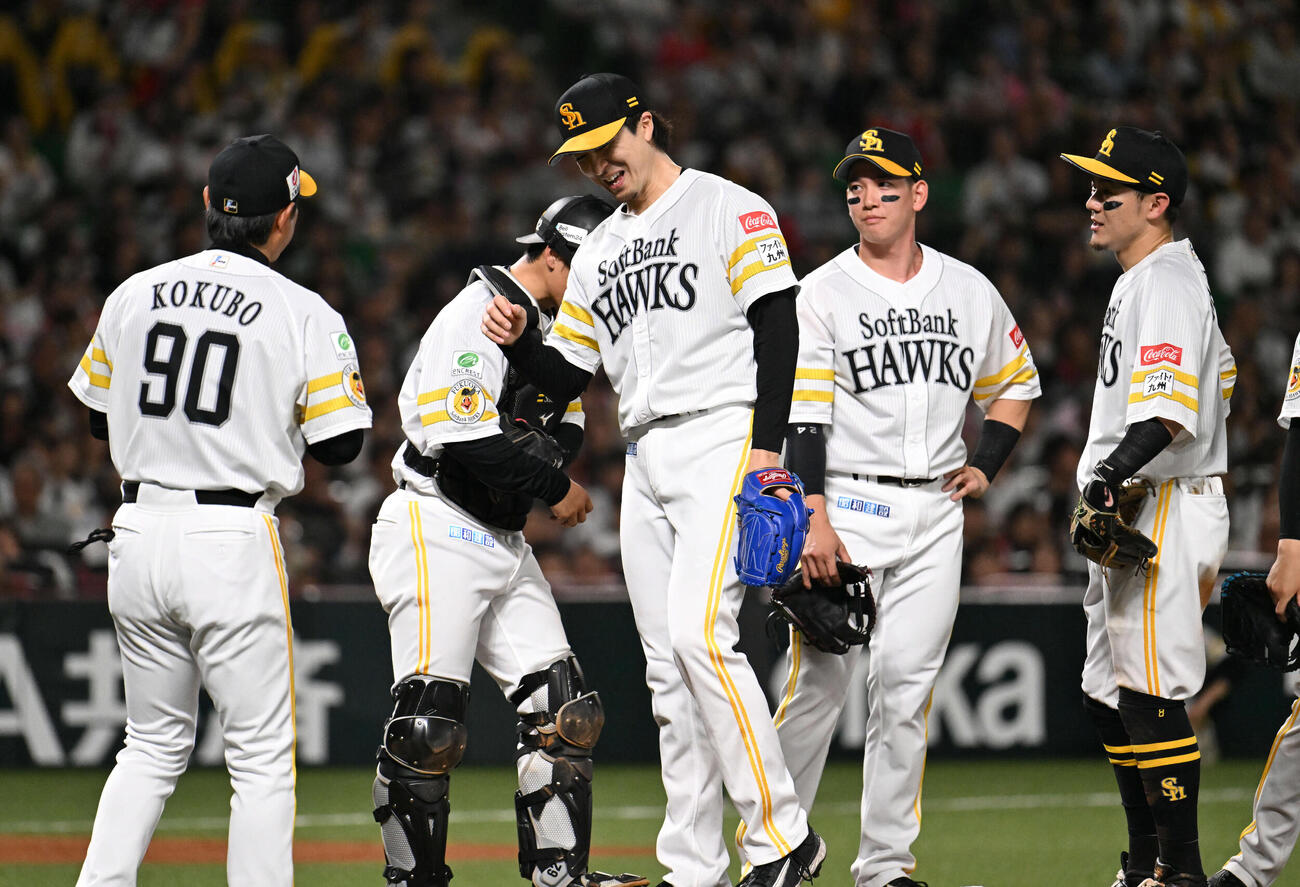ソフトバンク対オリックス　9回表オリックス1死一塁、降板する上沢（中央）（撮影・林敢治）