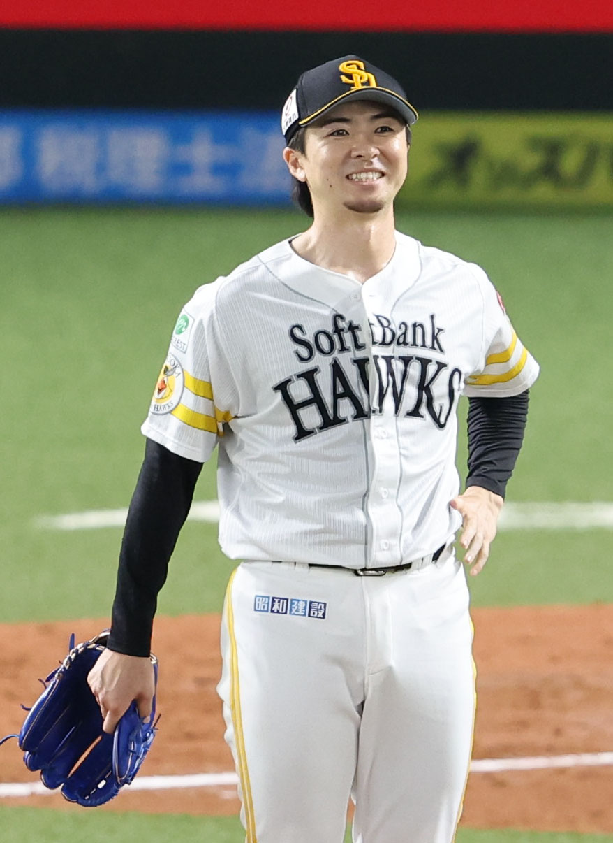 ソフトバンク対オリックス　9回表オリックス1死、西川に中前打を浴びた上沢は外野のほうを見ながら笑顔（撮影・梅根麻紀）