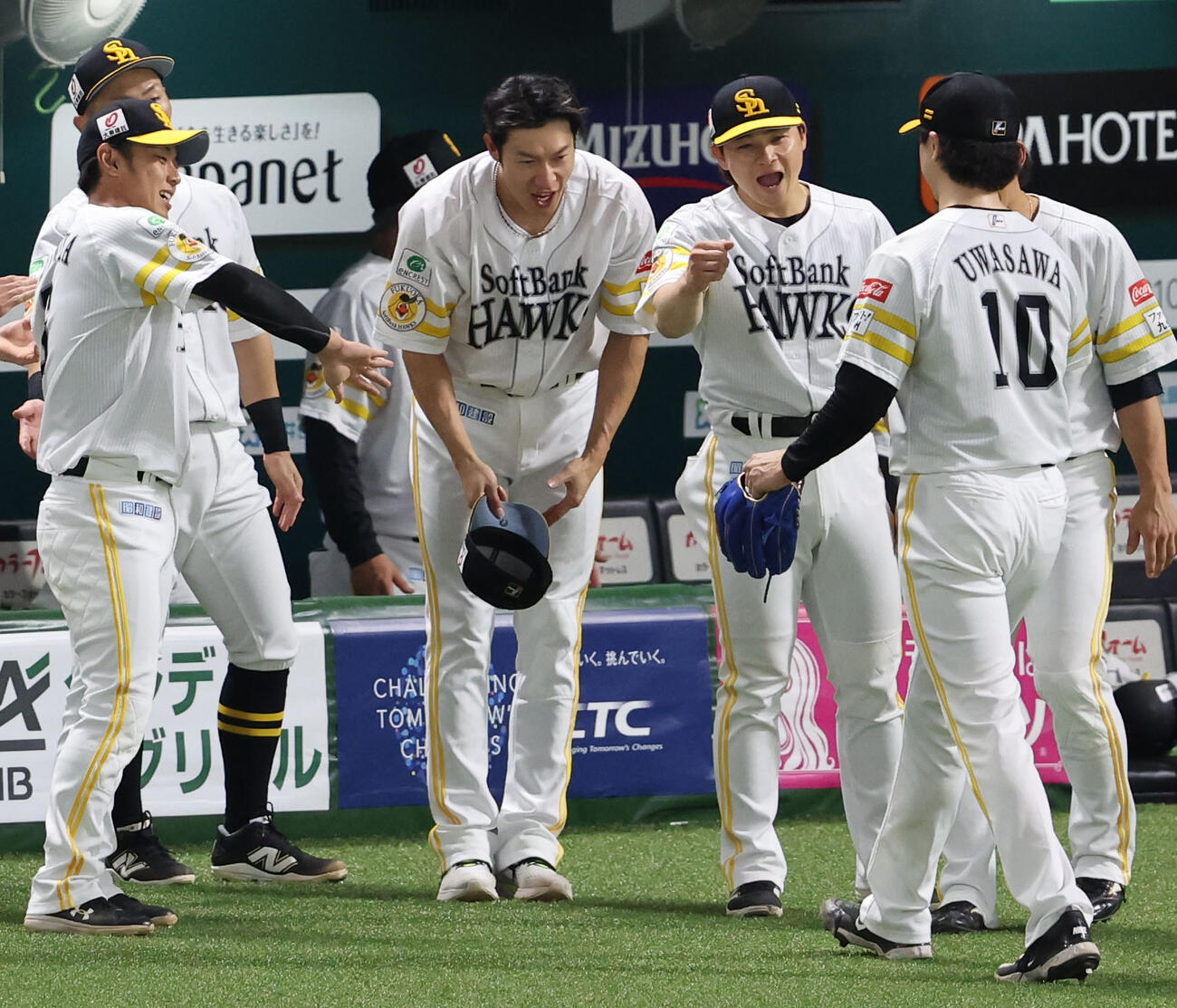 ソフトバンク対オリックス　9回途中、降板した上沢を出迎えるナイン（撮影・梅根麻紀）