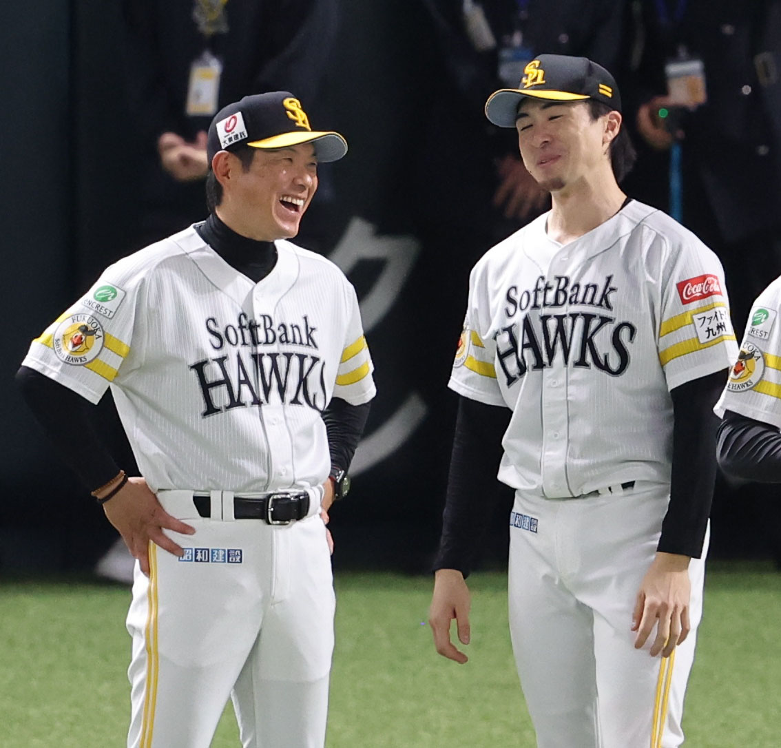 ソフトバンク対オリックス　勝利投手になった上沢に笑顔を向ける小久保監督（撮影・梅根麻紀）