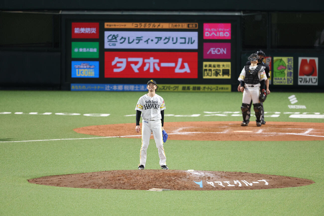 ソフトバンク対オリックス　9回表オリックス1死、西川に中前打を浴びた上沢は外野のほうを見ながら笑顔（撮影・梅根麻紀）