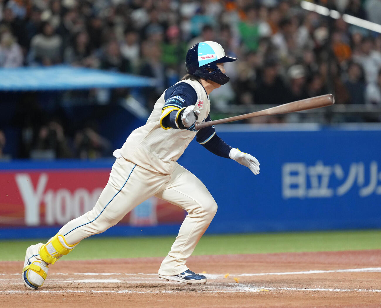 ヤクルト対巨人　9回裏ヤクルト1死三塁、長岡はサヨナラ打を放つ（撮影・足立雅史）